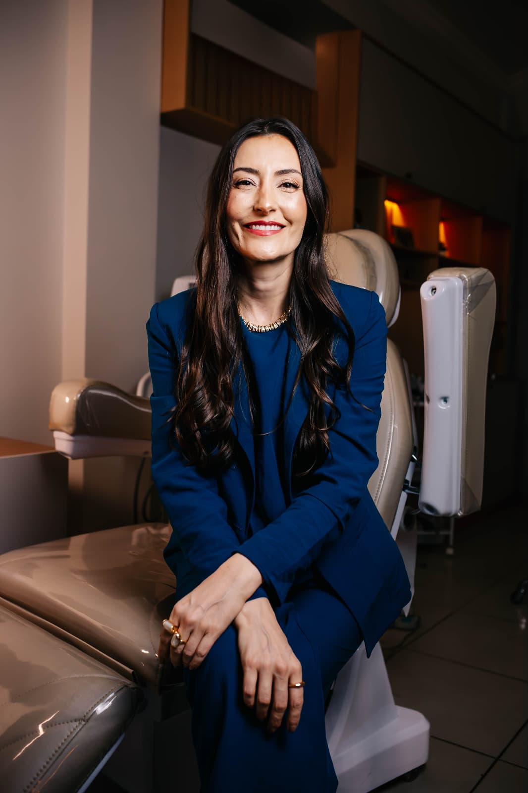 Dermatologista Juliana Lima em seu consultório em São Lourenço, MG