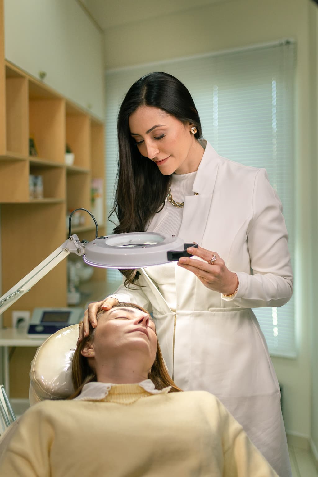 Dra. Juliana Lima realizando tratamento de pele