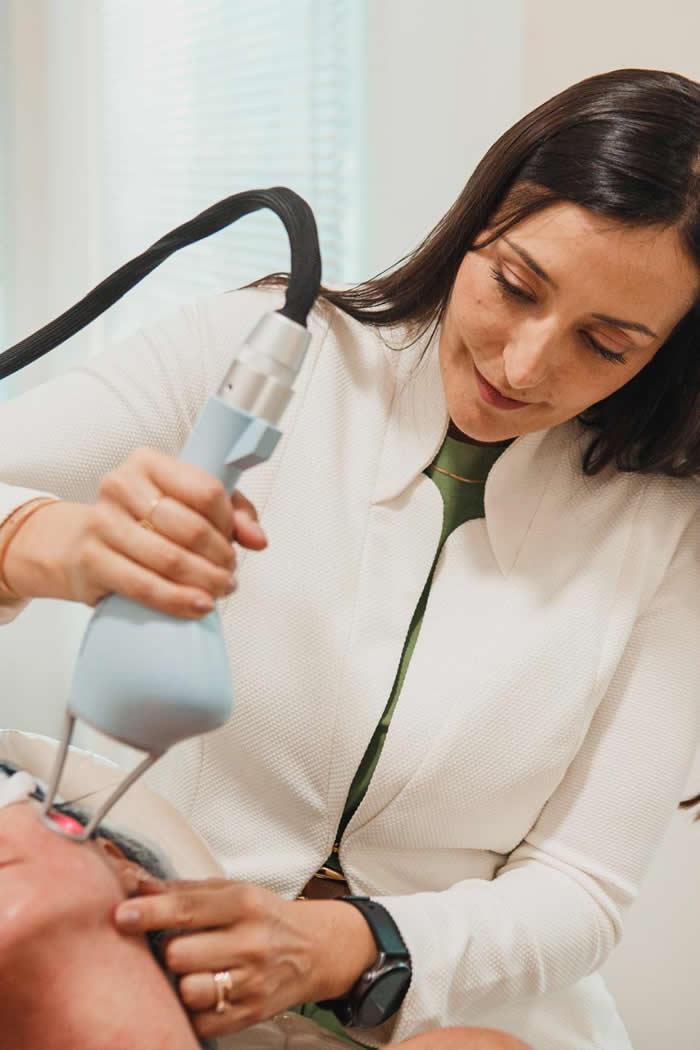Dra. Juliana Lima Silva em seu consultório